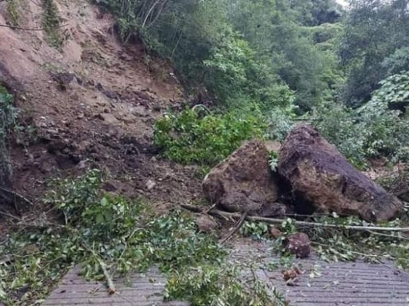 Incomunicados en localidades de Mixtla ante deslizamientos de tierra