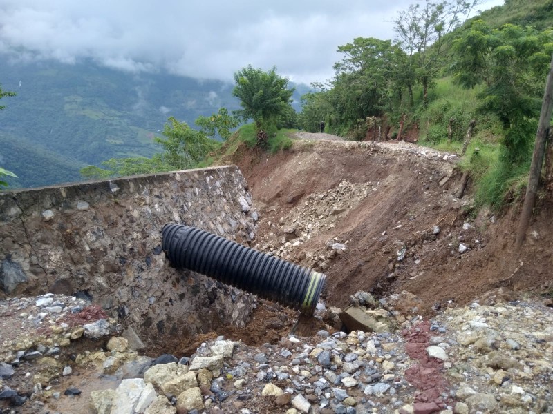 Incomunicados por derrumbe se encuentran pobladores de San Felipe Tepatlán