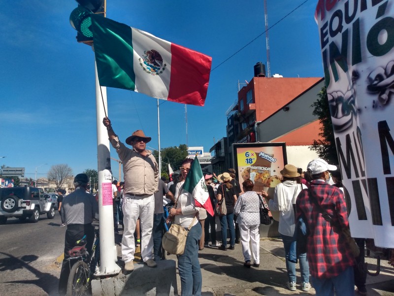 Inconformes con gobierno de AMLO se manifiestan