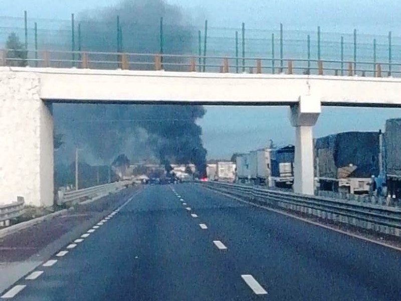 Inconformes de Palmarito cierran la autopista