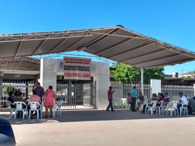 Inconformes maestros se plantan en escuela