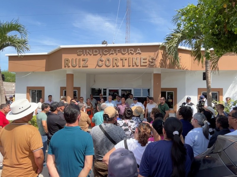 Inconformes por operativos y reubicación, transportistas y comerciantes se manifiestan en Cortines