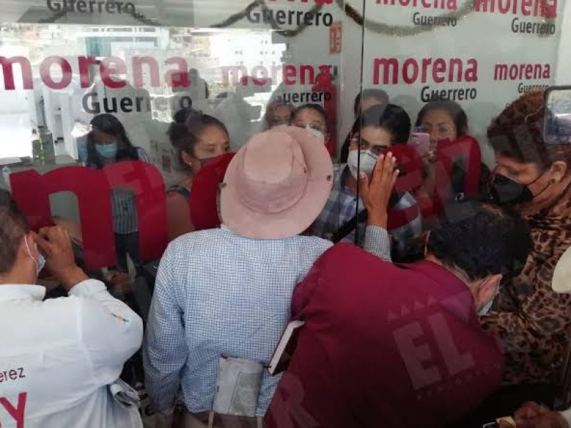 Inconformes toman CEE de Morena por presunta imposición de candidatos