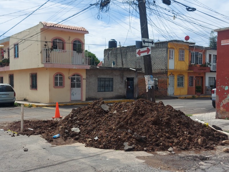 Inconformes vecinos de los Fresnos por obra inconclusa