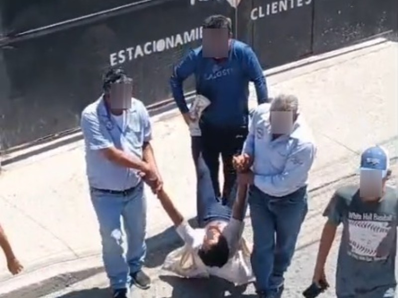 Inconsciente bajo el sol, ciudadanos lo auxilian