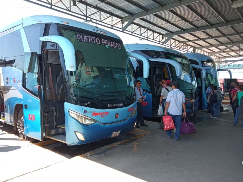 Incrementa afluencia de pasajeros en centrales de autobuses por vacaciones
