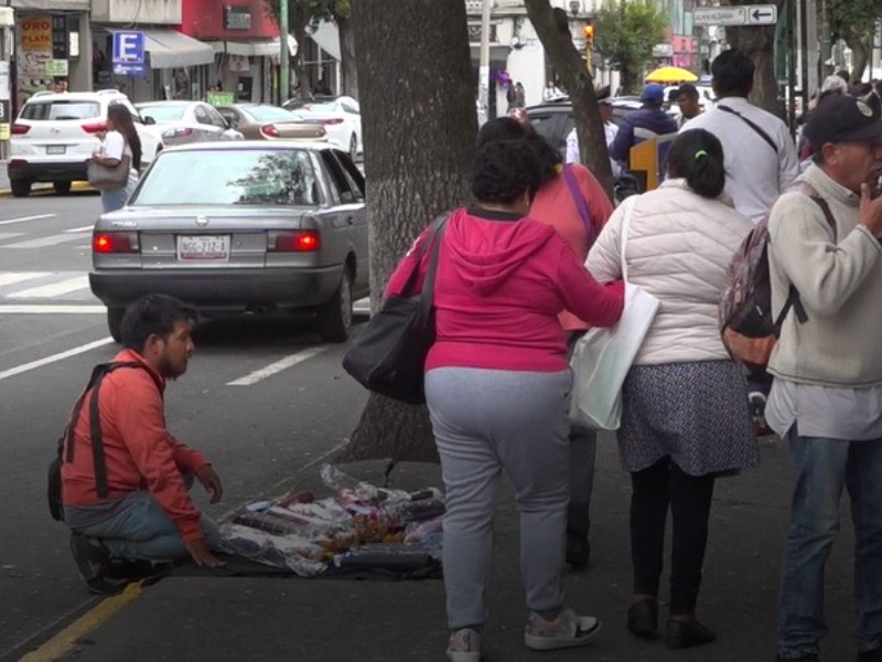 Incrementa el comercio informal en banquetas de Toluca  fines de semana