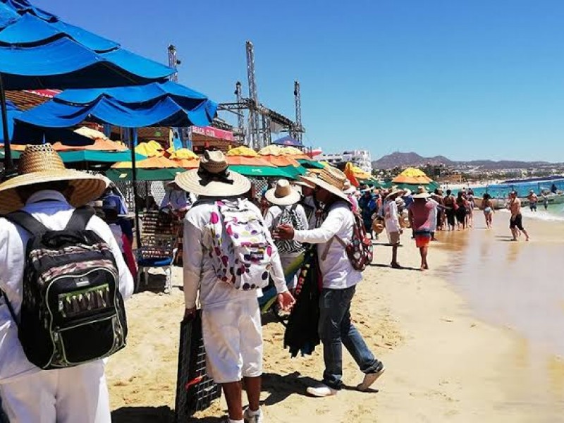 Incrementa presencia de comercio ambulante en playas de Los Cabos