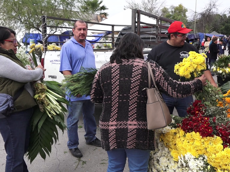 Incrementa venta en mercadito de flores en Torreón