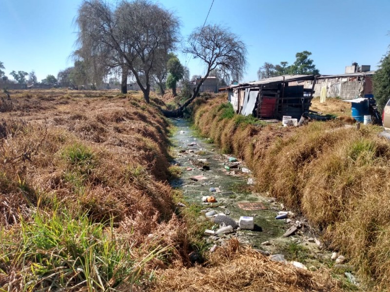 Incrementan basura en canales de San Mateo Atenco