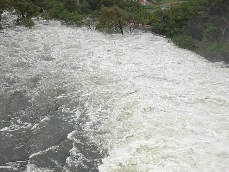 Incrementan desfogue de presa La Boca por intensas lluvias en Nuevo León