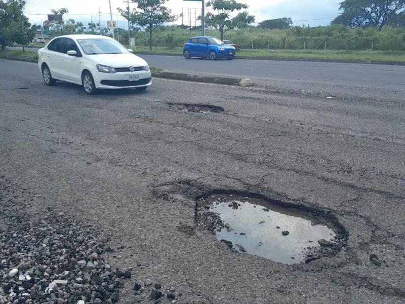 Incumple Ayuntamiento de Villa de Álvarez la reparación de baches en libramiento