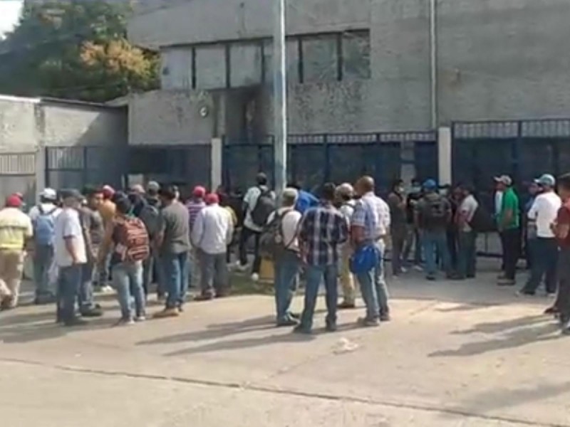 Incumple LOGUINEXT pago a trabajadores; amagan con protestas en refinería