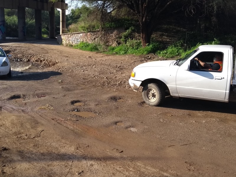 Incumplen gobierno estatal y municipal: no construyen puente