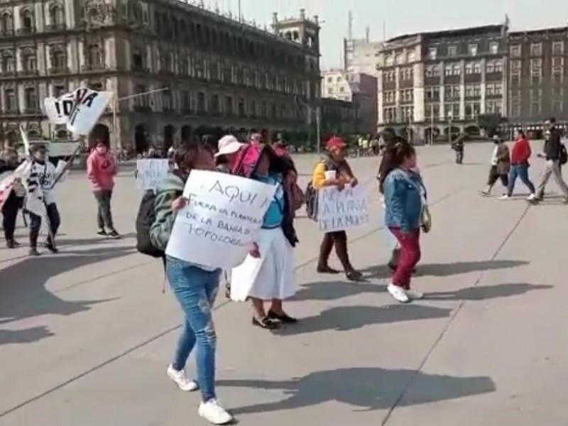 Indígenas protestan en el zócalo contra la planta de amoníaco