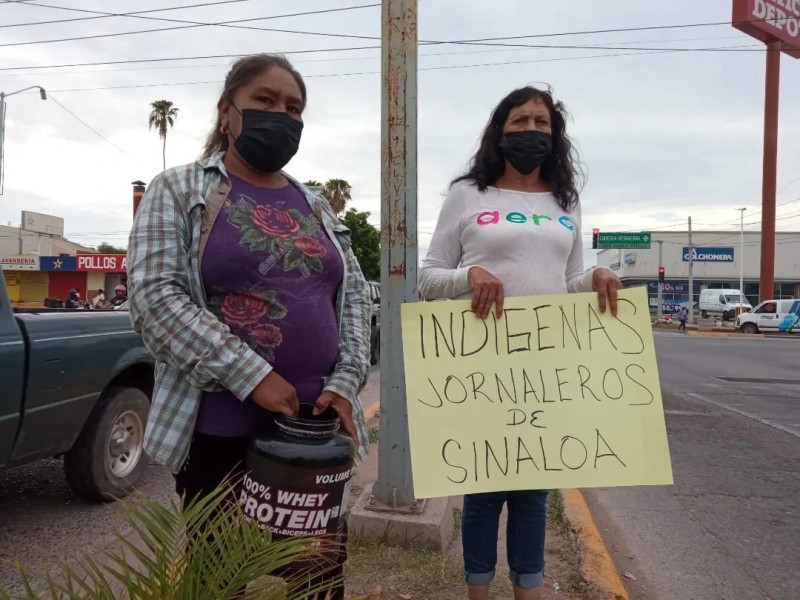 Indígenas salen a las calles en busca de ayuda