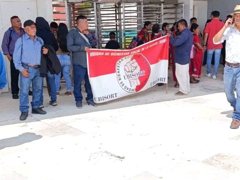 Indígenas Triquis toman caseta de peaje y complejo administrativo