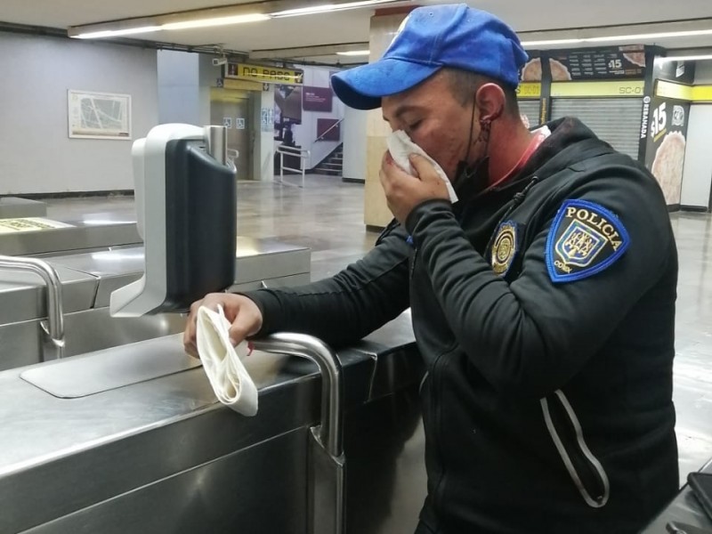 Indigente ataca a mordidas a un policía en el Metro