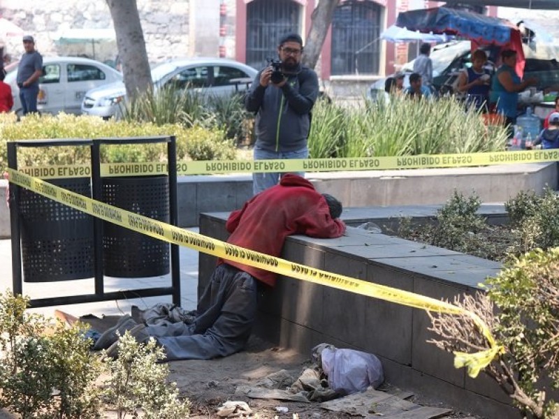 Indigente muere de hambre hincado frente a iglesia