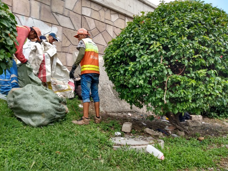 Indigentes contaminan Malecón del Río