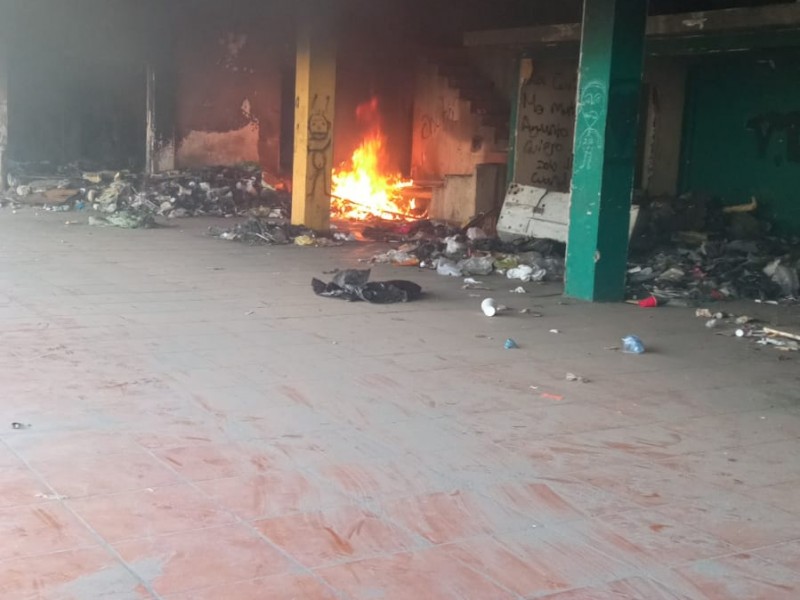 Indigentes prenden fuego en edificio abandonado en centro de Veracruz
