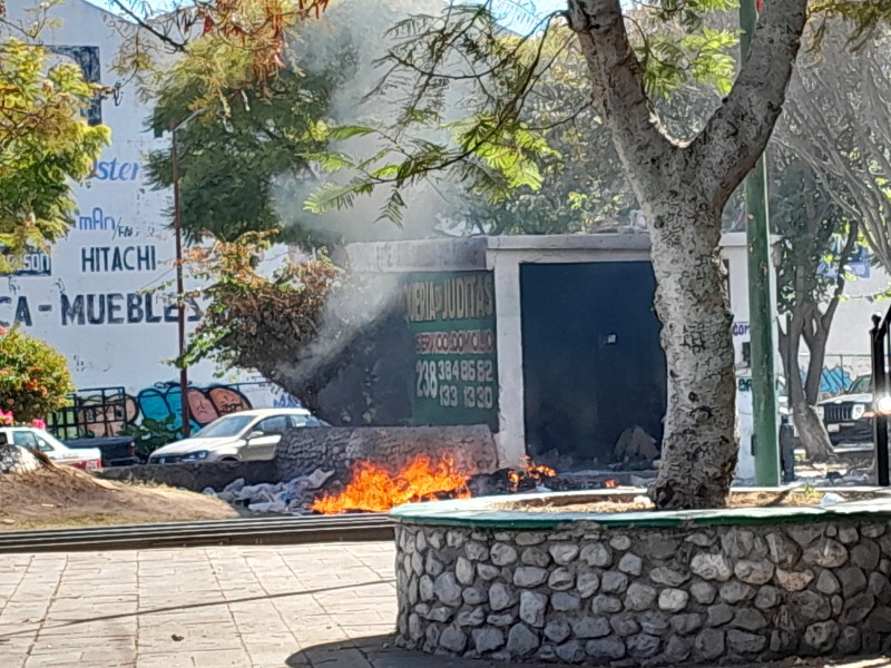 Indigentes queman basura sobre las vías y son agresivos