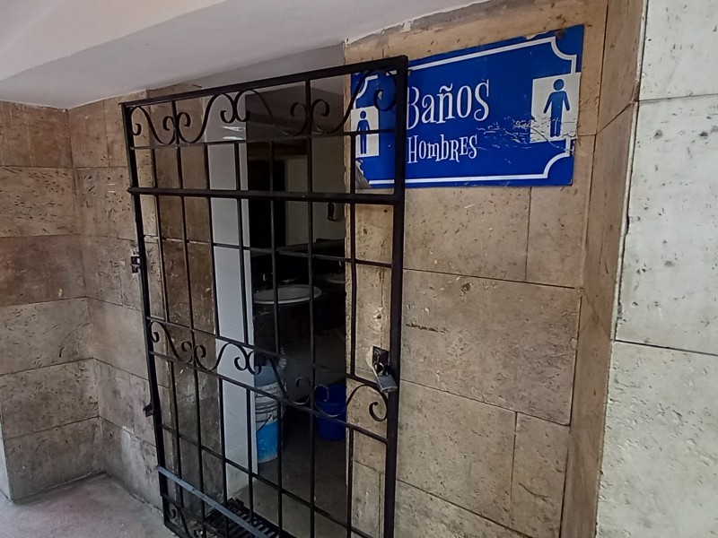 Indigna baños cerrados en Plaza de Armas de Torreón