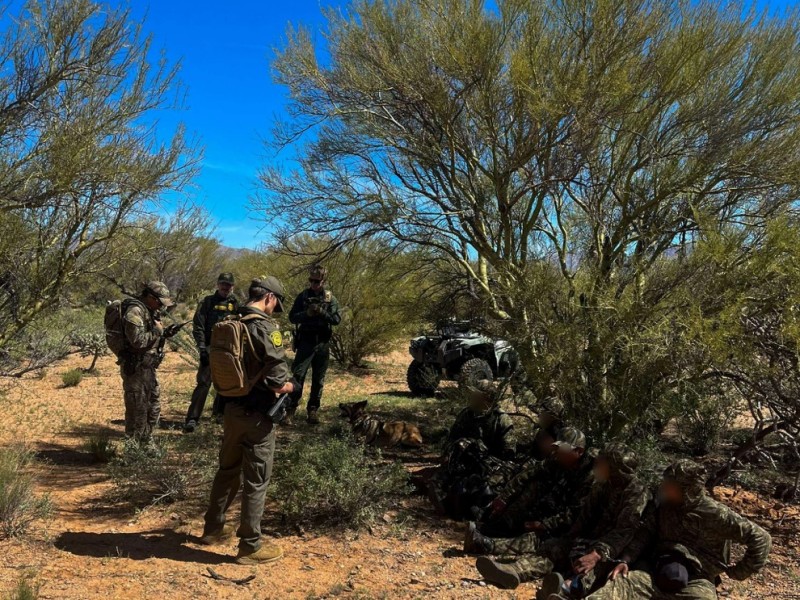 Indocumentados con ropas de camuflaje son detenidos