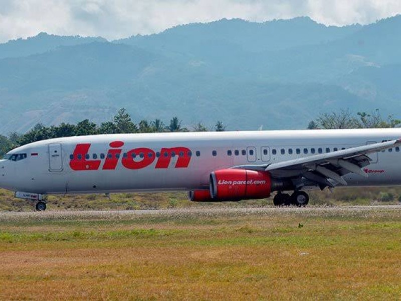 Indonesia extiende búsqueda de víctimas de avión