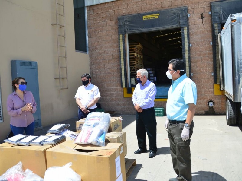 Industrial textil entrega cubrebocas al sector salud