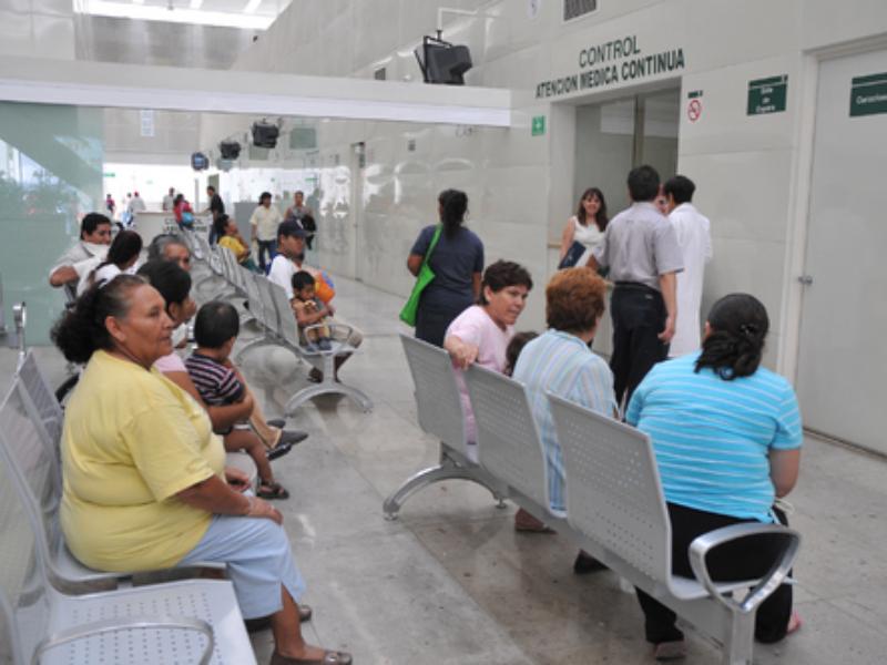 Industriales señalan problemas de abasto de medicamentos y consultas en el IMSS