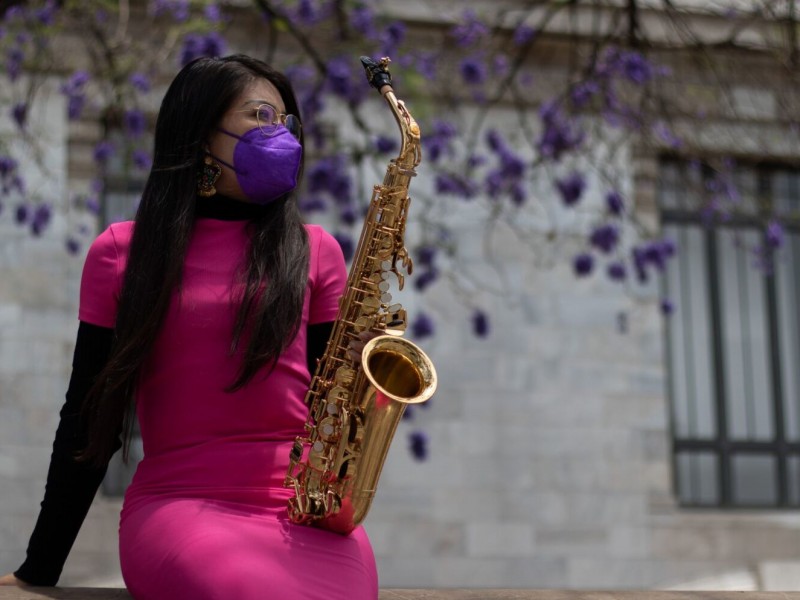 INE avala candidatura de la saxofonista María Elena Ríos