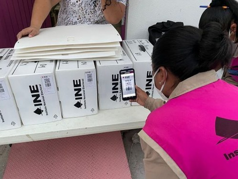 INE distribuye paquetería electoral en distintos estados