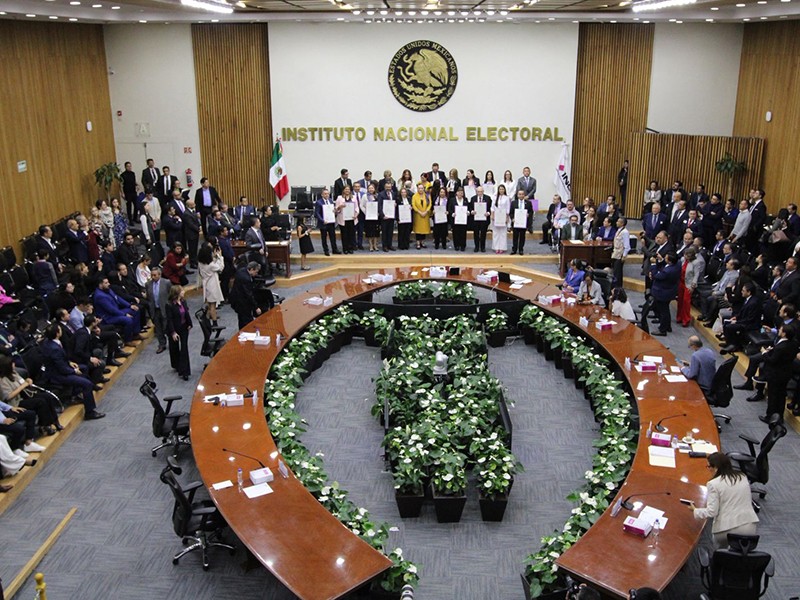 INE entrega constancias a nuevas magistraturas electorales