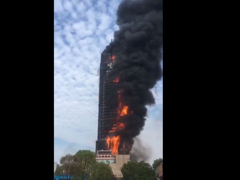 Infierno en la torre: Incendio devora rascacielos en China
