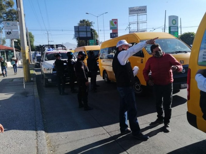 Infraccionan conductores de transporte público por llevar sobrecupo de pasajeros