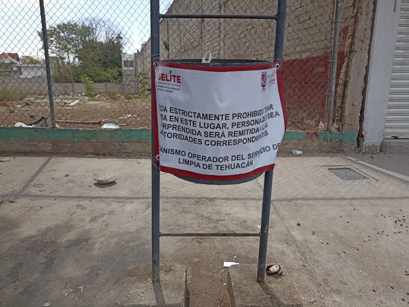 Infuncional colocación de lonas para disminuir basura en calles