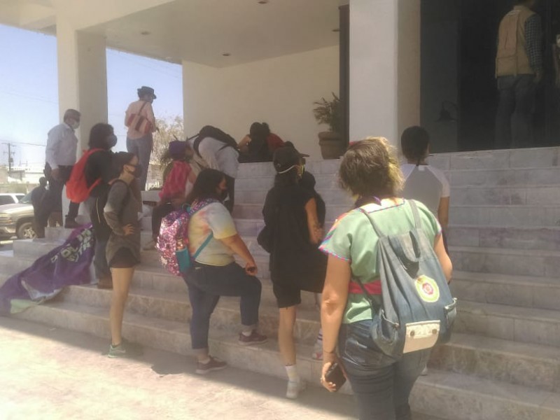 Ingresan grupos feministas al Congreso