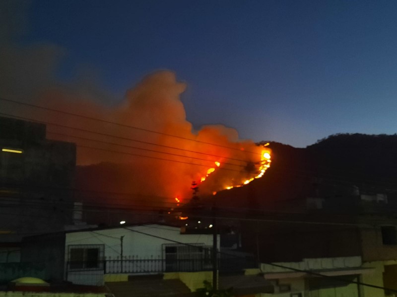 Inhabilitan acceso al cerro de San Juan por incendio