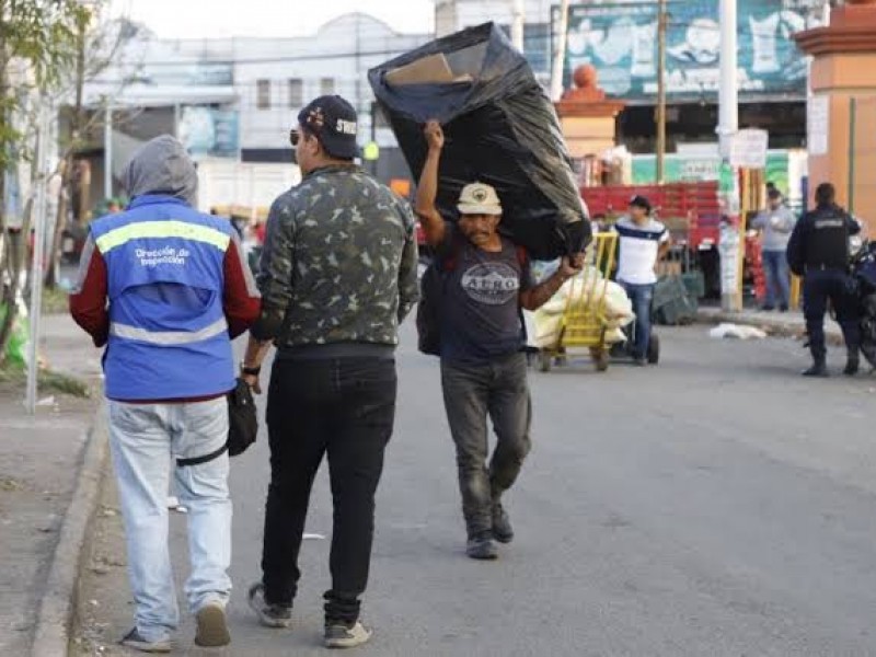 Inhiben la colocación de 150 comerciantes ambulantes en Abastos