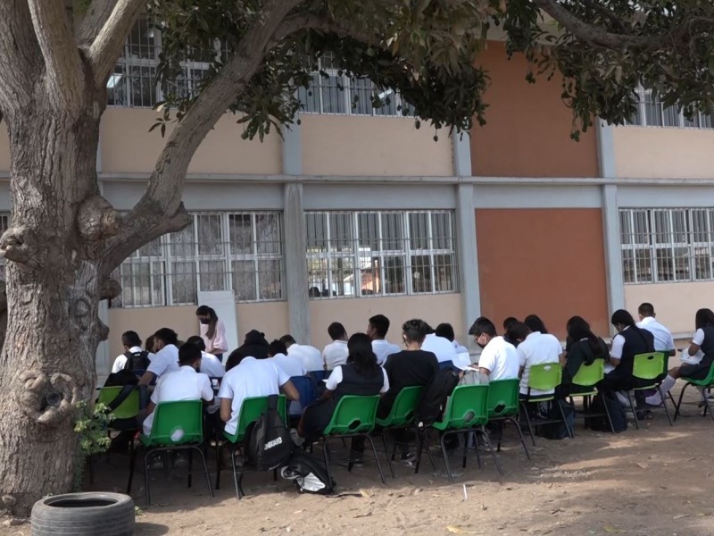 Inhumano que alumnado tome clases a la intemperie en Mazatlán