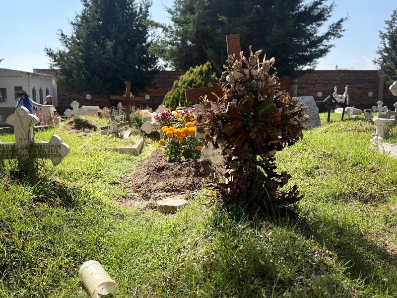 Inicia afluencia en panteones del Edomex por Día de Muertos