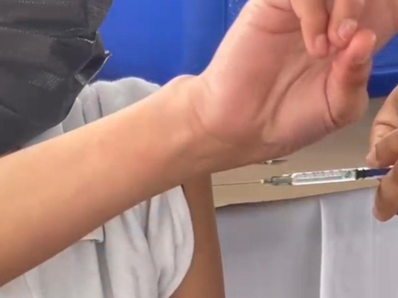 Inicia aplicación de vacunas contra influenza, COVID-19 y neumococo