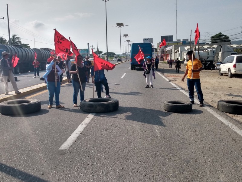 Inicia bloqueo carretero en Salina Cruz