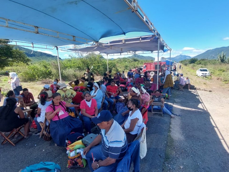 Inicia bloqueo indefinido en Tehuantepec ante incumplimiento a damnificados