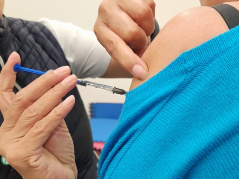 Inicia campaña de vacunación contra Covid, Influenza y Neumococo
