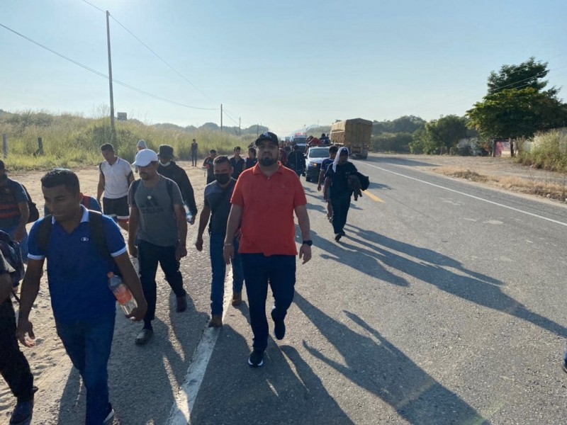 Inicia caravana de migrantes varados en Tapanatepec, Oaxaca