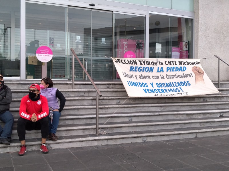 Inicia CNTE protestas; toma plaza comercial y prepara marcha