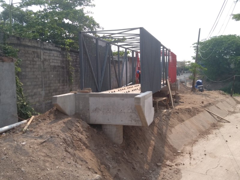 Inicia colocación de estructura del puente en Juchitán