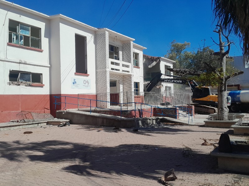 Inicia demolición de las escuelas Luis G. Dávila y Loreto Encinas